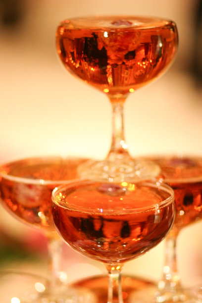 香槟酒或酒杯在豪华的气氛。喝祝酒酒和庆祝，时尚，色调照片，世俗接待，新年，婚礼，起泡香槟酒杯图片下载