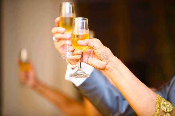 香槟酒或酒杯在豪华的气氛。喝祝酒酒和庆祝，时尚，色调照片，世俗接待，新年，婚礼，起泡香槟酒杯图片下载