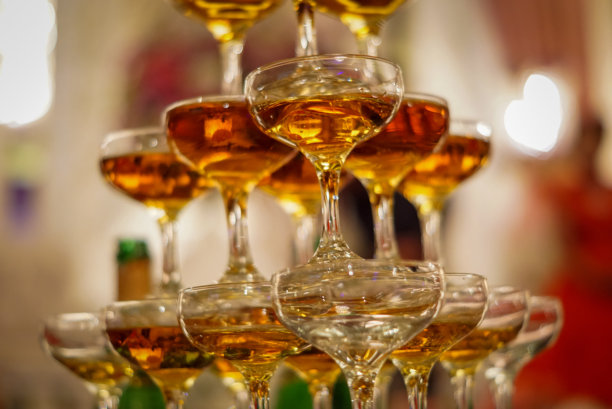 香槟酒或酒杯在豪华的气氛。喝祝酒酒和庆祝，时尚，色调照片，世俗接待，新年，婚礼，起泡香槟酒杯图片下载