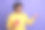 照片上的模特男人穿着时髦的衣服，手臂抱着新奇的空间，孤立在紫色的背景上图片下载