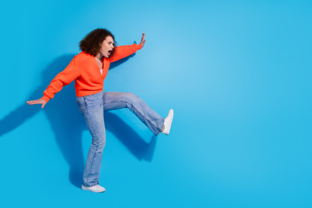 照片肖像卷曲的雪佛兰头发西班牙模特妇女戴着时尚的太阳镜看起来新提供孤立的蓝色背景图片下载