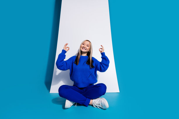 照片肖像时髦的韩国女孩广告手机触摸屏显示双ok符号孤立的蓝色背景图片下载