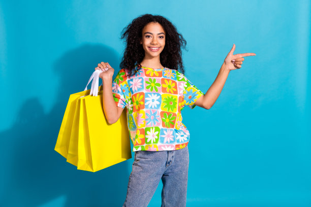 照片的开朗漂亮的女士穿着印花t恤上升讨价还价显示空白空间孤立的蓝色背景图片下载