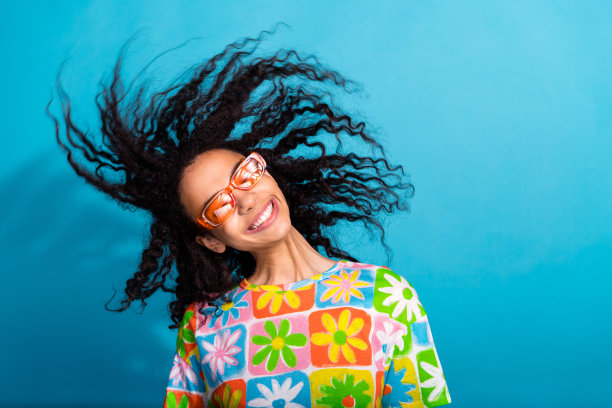 照片的开朗漂亮的女士穿着印花t恤有乐趣的空白空间孤立的蓝色背景图片下载