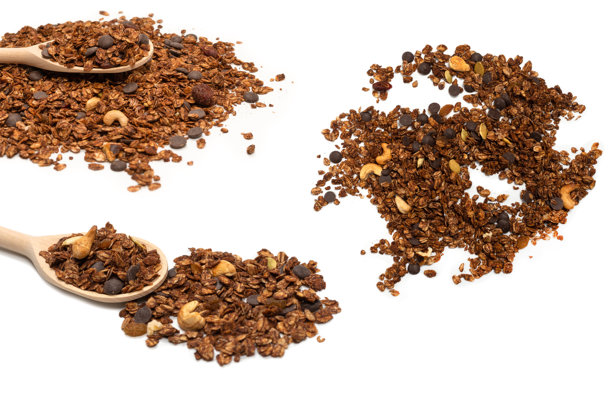 用木勺盛着坚果的巧克力格兰诺拉麦片。图片下载