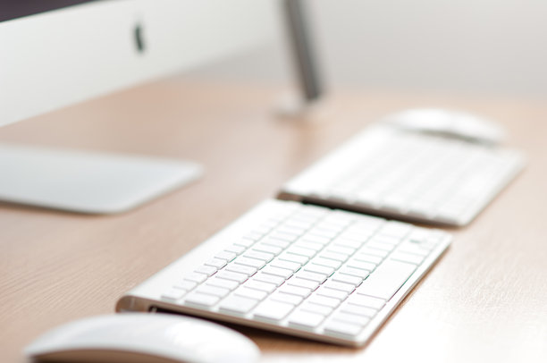 办公场所配备苹果iMac电脑图片下载