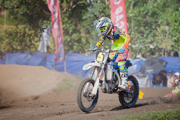 在巴厘岛的摩托车越野赛图片下载