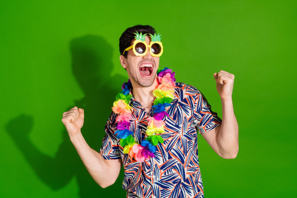 照片的古怪的欣喜若狂的家伙鬃毛穿着印花衬衫在太阳镜项链赢得彩票孤立的绿色背景图片下载