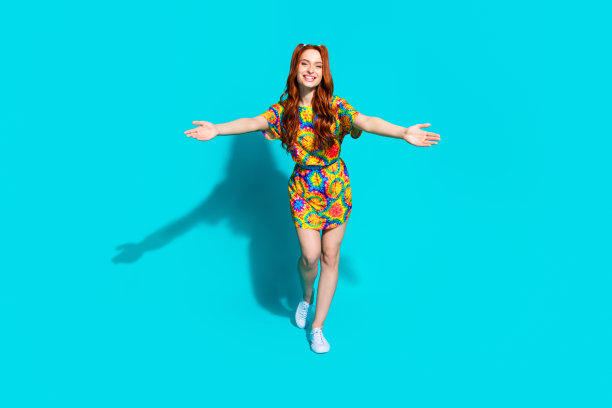 可爱的年轻女士的全身照片伸展双手想拥抱欢迎穿着时尚的彩色服装孤立的青色背景图片下载