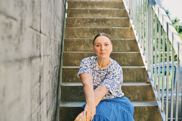 漂亮的40 - 45岁妇女在户外摆姿势的时尚肖像图片下载