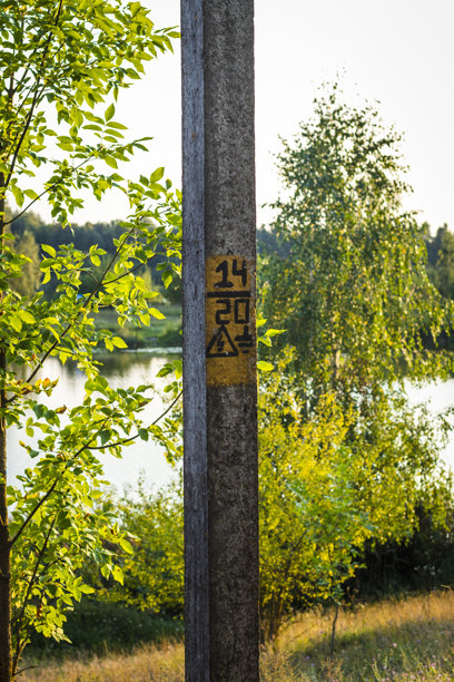 电柱上标记的照片。安全图片下载