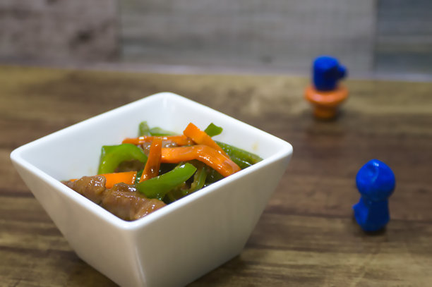 我拍了一张蓝色青铜雕像和绿色辣椒酱的照片。图片下载