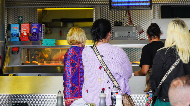 在巴里岛，一家人排队购买传统的炸鱼薯条图片下载