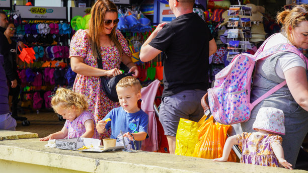 在巴里岛，一家人排队购买传统的炸鱼薯条图片下载