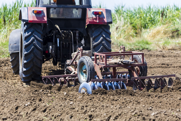 拖拉机在肥沃的农田里种小麦图片下载