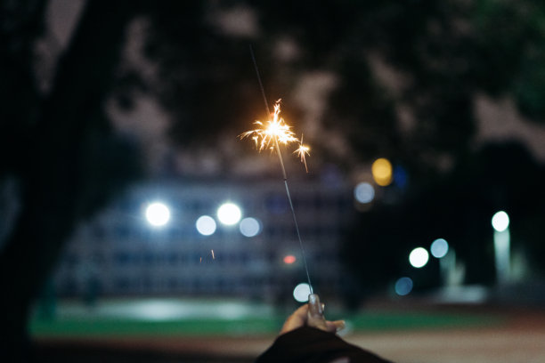 手里拿着冰冷的烟花图片下载