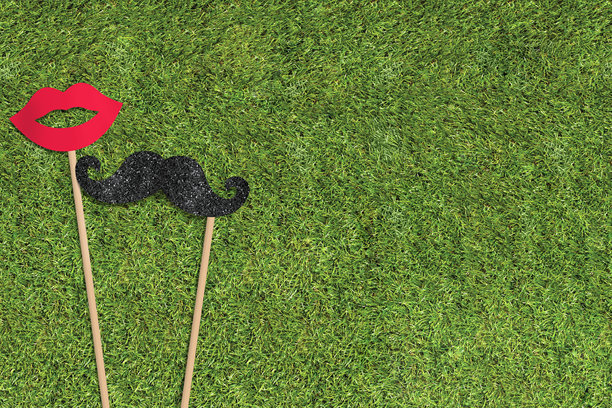 照片亭五颜六色的道具在绿色的草地上聚会图片下载