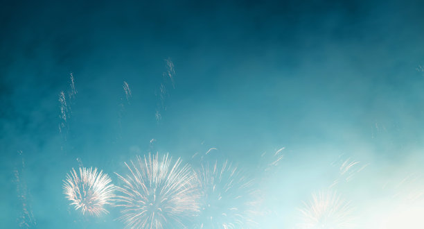 蓝色的烟花在黑暗的天空绽放图片下载