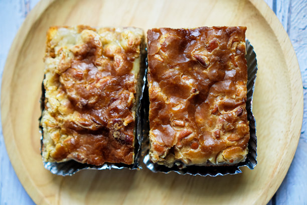 餐桌上木盘咖啡蛋糕的特写照片，素食甜点图片下载