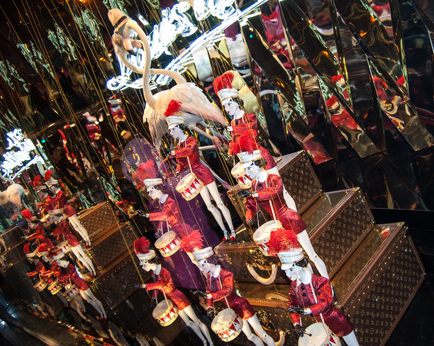 老佛爷百货商店橱窗里的圣诞装饰。图片下载