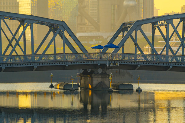 中国上海日出时的外白渡桥。图片下载