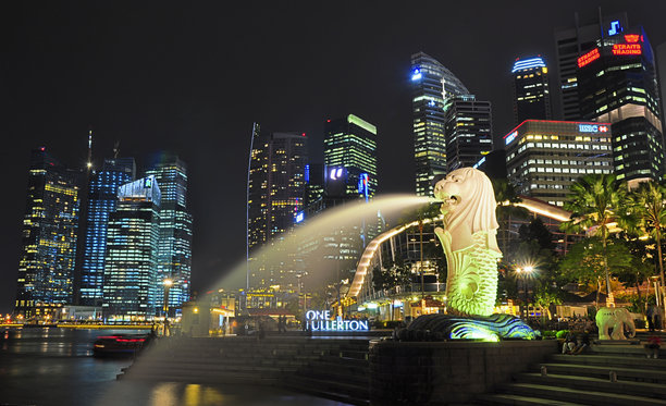 鱼尾狮与新加坡天际线图片下载