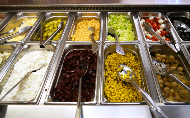 各种色彩鲜艳的新鲜蔬菜沙拉在容器在餐厅图片下载