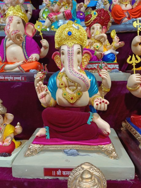 2024年9月4日，印度浦那，在印度Ganesh节的活动中，一家商店出售gananesha或Ganapati，由粘土制成的生态友好的gananesha雕像。图片下载