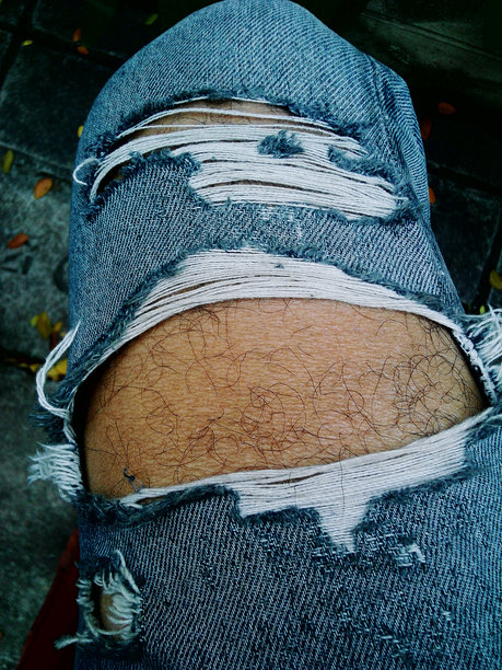一个穿着破牛仔裤的人的图片图片下载