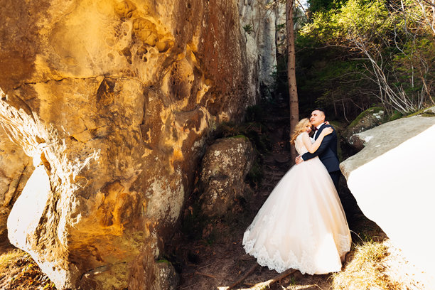 穿着漂亮礼服的新娘闭上眼睛和新郎拥抱图片下载