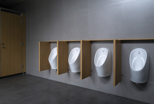 公共厕所的小便池图片下载