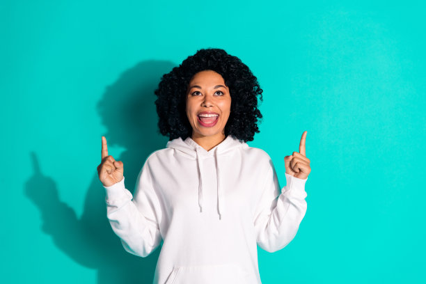 照片肖像的年轻有趣的chevelure发型女士穿着白色运动衫直接手指黑色星期五提供孤立的青色背景图片下载