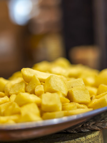 白色托盘上的薯条图片下载