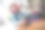 照片正面漂亮可爱的女孩小玩家玩在线视频电脑游戏在室内的房子图片下载