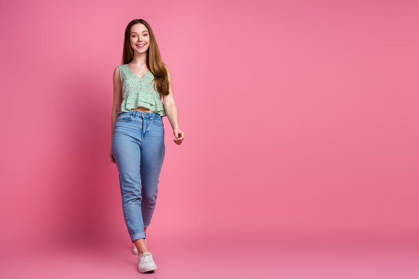 漂亮的年轻女孩的全尺寸照片走空空间广告顶孤立在粉红色的背景图片下载