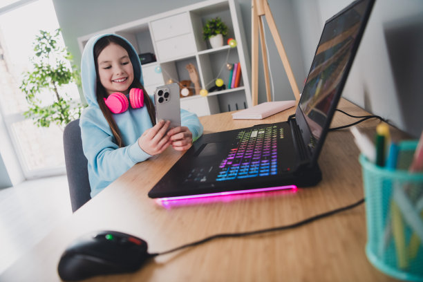 照片正面漂亮可爱的好女孩在室内使用小工具玩聊天现代科技图片下载