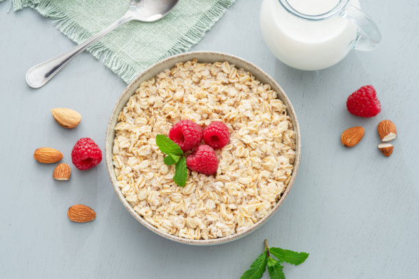 一碗带水果的粥或燕麦粥。早餐的概念。图片下载