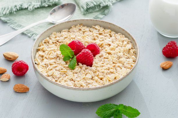 一碗带水果的粥或燕麦粥。早餐的概念。图片下载