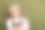 照片上光鲜迷人的女士穿着围裙准备饮料，显示看起来空的空间孤立的绿色背景图片下载