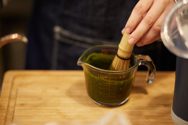 在咖啡店泡抹茶拿铁，特写图片下载