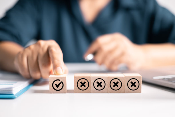 带有OK标记的木质立方体象征着商业中被认可的选择，代表决策的正确性和可接受性。批准，木制，立方体，ok，正确，接受，业务，同意，批准图片下载