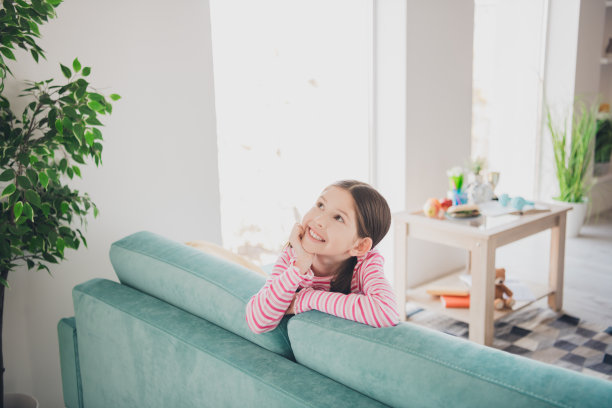 照片肖像年轻的梦想有趣的孩子小黑发女孩呆在家里想象白日梦看着孤立在她的房间图片下载