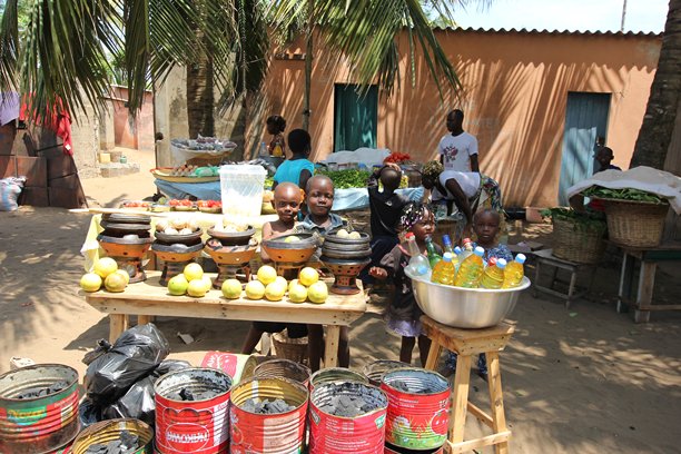 非洲多哥一个西非家庭的街市图片下载