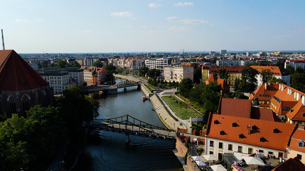 从街道上俯瞰城市，建筑欧洲，波兰弗罗茨瓦夫图片下载