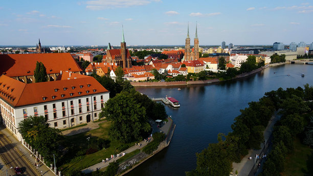 从街道上俯瞰城市，建筑欧洲，波兰弗罗茨瓦夫图片下载