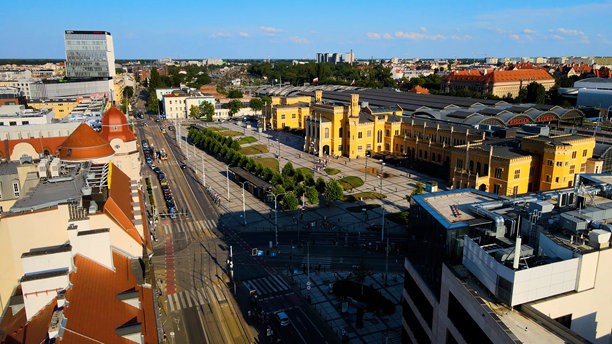 从街道上俯瞰城市，建筑欧洲，波兰弗罗茨瓦夫图片下载