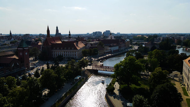 从街道上俯瞰城市，建筑欧洲，波兰弗罗茨瓦夫图片下载