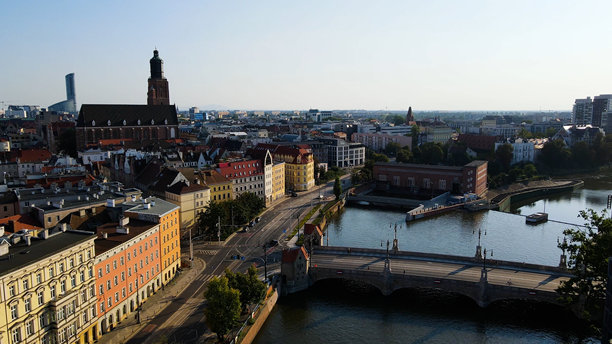 从街道上俯瞰城市，建筑欧洲，波兰弗罗茨瓦夫图片下载