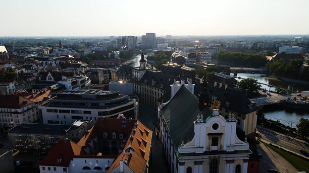 从街道上俯瞰城市，建筑欧洲，波兰弗罗茨瓦夫图片下载