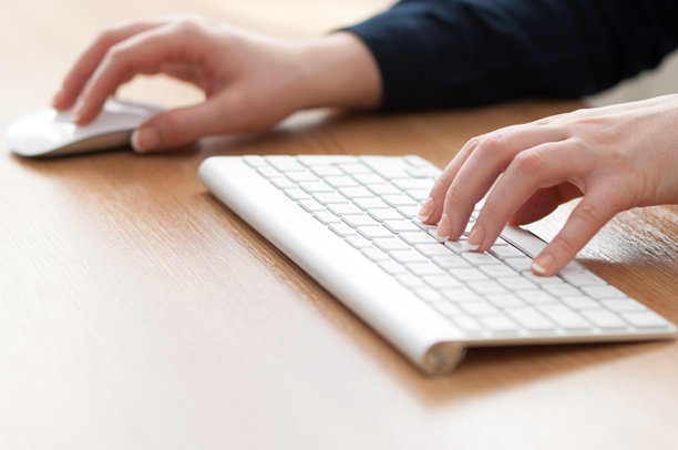 在苹果iMac电脑上工作。图片下载